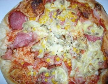 Pizza con funghi e proscuitto Pizza con funghi e proscuitto