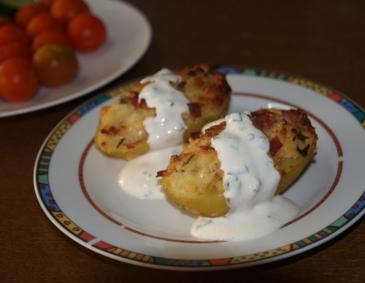 Kartoffeln mit Käse-Schinken-Kruste mit Joghurt-Rahm-Sauce Kartoffeln mit Käse-Schinken-Kruste mit Joghurt-Rahm-Sauce