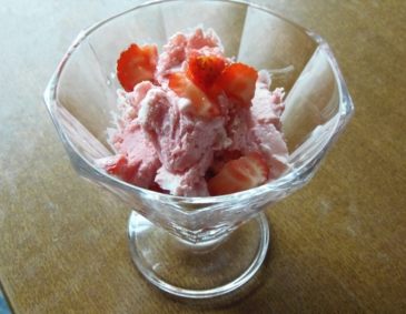 Gefrorenes Erdbeermousse Gefrorenes Erdbeermousse