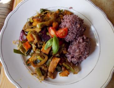 Kürbis-Lauch Wok mit Barberieente und violettem Reis Kürbis-Lauch Wok mit Barberieente und violettem Reis