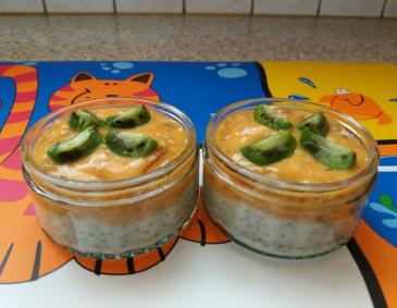 Chia-Joghurt mit Kaki Chia-Joghurt mit Kaki