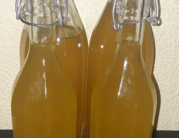Holunderblütensirup mit Orange Holunderblütensirup mit Orange