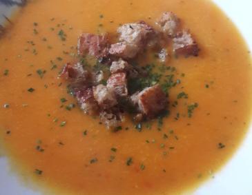 Karotten-Kartoffelsuppe mit Bauerncroutons Karotten-Kartoffelsuppe mit Bauerncroutons