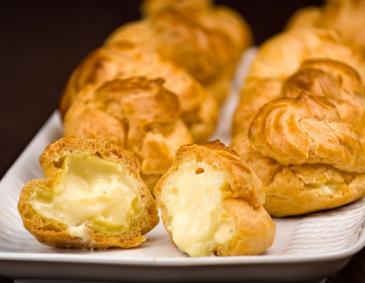 Profiteroles mit weißer Schokofüllung Profiteroles mit weißer Schokofüllung