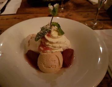 Herbstdessert mit Rotweinbirnen Herbstdessert mit Rotweinbirnen