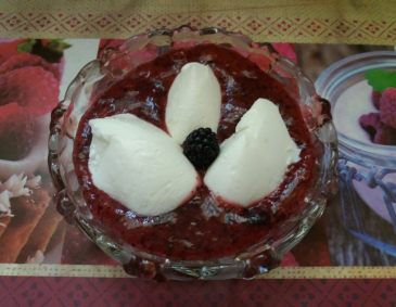 Joghurtnockerl mit Beerenpüree