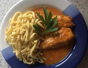 Hühnerfilet in Rahmpaprikasauce Hühnerfilet in Rahmpaprikasauce