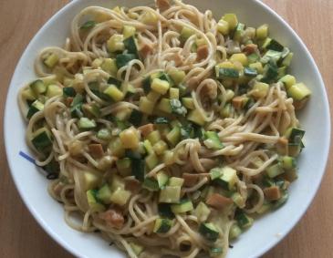 Spaghetti mit Zucchini-Räuchertofu-Sauce Spaghetti mit Zucchini-Räuchertofu-Sauce