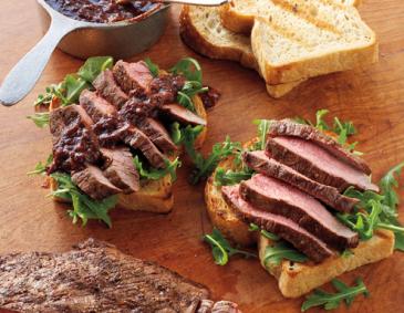 Steak auf Texas-Toast mit Espresso-Barbecue-Sauce Steak auf Texas-Toast mit Espresso-Barbecue-Sauce