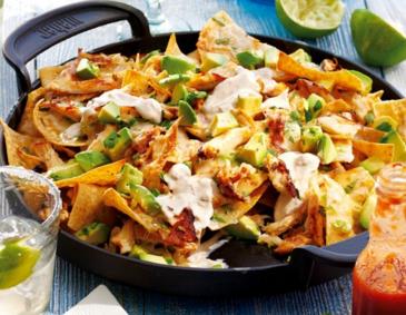 Geräucherte Hähnchen-Nachos mit Chilicreme und Avocado Geräucherte Hähnchen-Nachos mit Chilicreme und Avocado
