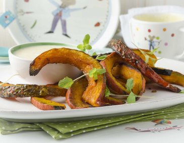 Kürbispommes mit Joghurtdip aus der Heißluftfritteuse Kürbispommes mit Joghurtdip aus der Heißluftfritteuse