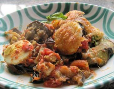Melanzani Auflauf mit Tomaten und Mozzarella aus der Heissluftfritteuse Melanzani Auflauf mit Tomaten und Mozzarella aus der Heissluftfritteuse