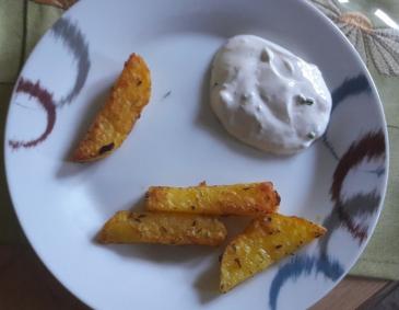 Selbstgemachte Potato Wedges mit Joghurtdip Selbstgemachte Potato Wedges mit Joghurtdip