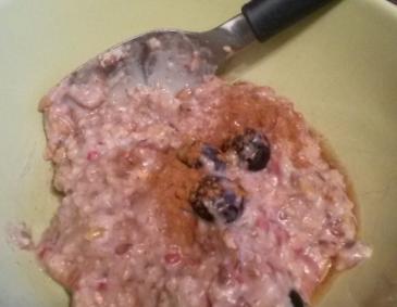 Warmes Frühstücks-Müsli mit Früchten, Ahornsirup und Zimt Warmes Frühstücks-Müsli mit Früchten, Ahornsirup und Zimt