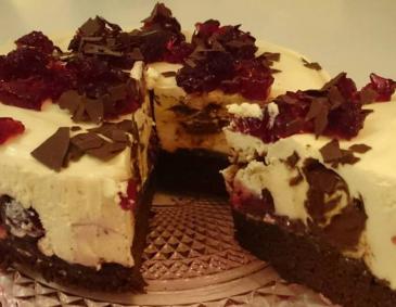 Brownie-Cheesecake mit Kirschen und Nougatflecken Brownie-Cheesecake mit Kirschen und Nougatflecken