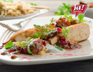 Hühner-Tajine mit Granatapfel, Minz-Joghurt und Rauchmandel-Couscous Hühner-Tajine mit Granatapfel, Minz-Joghurt und Rauchmandel-Couscous