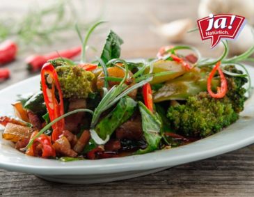 Stängelkohl mit Speck-Sesam-Garnelen aus dem Wok Stängelkohl mit Speck-Sesam-Garnelen aus dem Wok