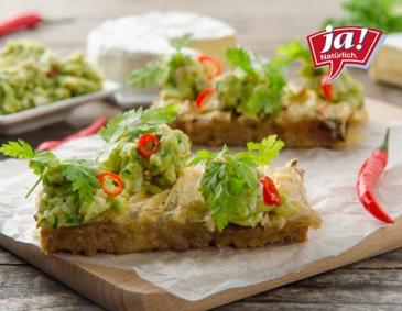 Überbackenes Bauernbrot mit Avocado-Ei-Dip Überbackenes Bauernbrot mit Avocado-Ei-Dip