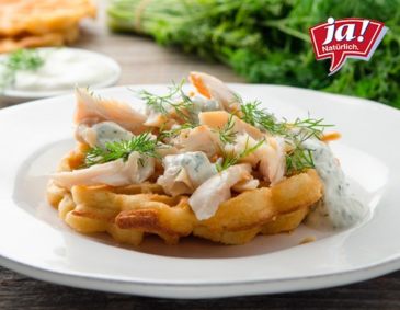 Waffeln mit geräuchertem Seesaibling und Sauerrahm-Dill-Dip Waffeln mit geräuchertem Seesaibling und Sauerrahm-Dill-Dip