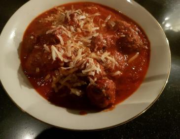 Tomatensauce Suriname mit Fleischbällchen Tomatensauce Suriname mit Fleischbällchen