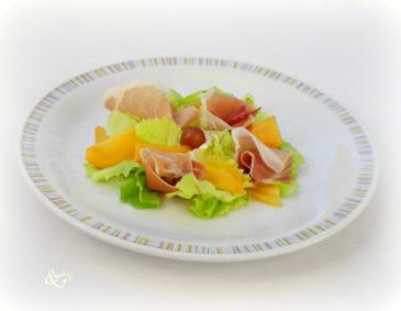 Kaki mit Prosciutto serviert mit einer Senf-Haselnussvinaigrette Kaki mit Prosciutto serviert mit einer Senf-Haselnussvinaigrette