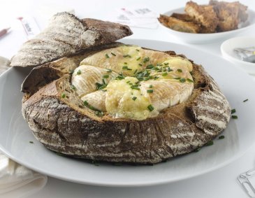 Camembert im Brotlaib aus der Heißluftfritteuse Camembert im Brotlaib aus der Heißluftfritteuse