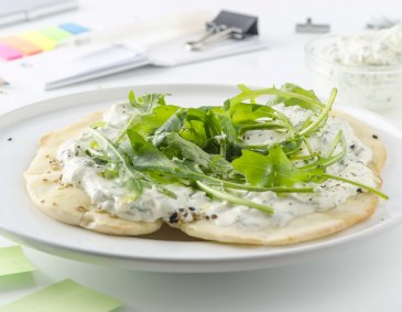 Schnelles Fladenbrot mit Kräuter-Frischkäseaufstrich aus der Heißluftfritteuse Schnelles Fladenbrot mit Kräuter-Frischkäseaufstrich aus der Heißluftfritteuse