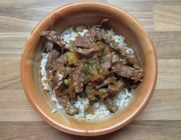 Rindfleisch mit Zwiebeln und Brokkoli Rindfleisch mit Zwiebeln und Brokkoli