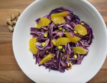 Rotkrautsalat mit Orangenfilets und Pistazien Rotkrautsalat mit Orangenfilets und Pistazien