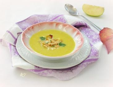 Apfel-Zimtsuppe mit Mandelkerne Apfel-Zimtsuppe mit Mandelkerne