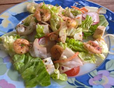 Salat mit Garnelen Salat mit Garnelen