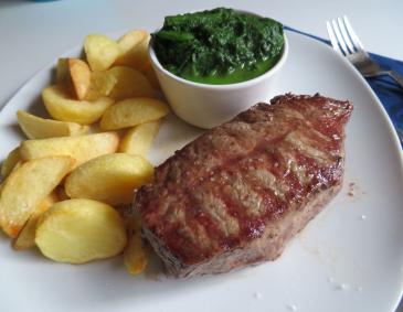 Rindersteak mit Blattspinat und Kartoffelspalten Rindersteak mit Blattspinat und Kartoffelspalten