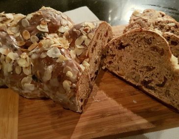 Weihnachtlicher Früchte-Nuss-Zopf Weihnachtlicher Früchte-Nuss-Zopf