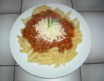 Sauce Bolognese mit Rosmarin und Penne Sauce Bolognese mit Rosmarin und Penne