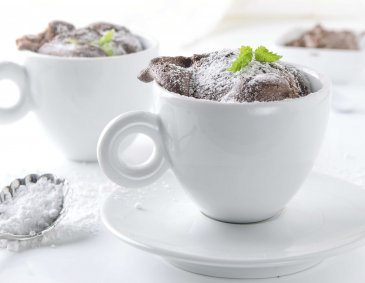 Schokoladiger Mug Cake aus der Heißluftfritteuse Schokoladiger Mug Cake aus der Heißluftfritteuse