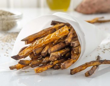 Süßkartoffelpommes aus der Heißluftfritteuse Süßkartoffelpommes aus der Heißluftfritteuse