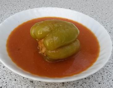 Gefüllte Paprika mit Tomatensauce Gefüllte Paprika mit Tomatensauce