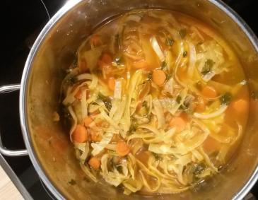 Krautsuppe mit Karotten und Koriander Krautsuppe mit Karotten und Koriander
