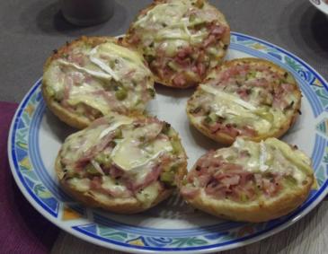 Überbackene Semmeln mit Camembert Überbackene Semmeln mit Camembert