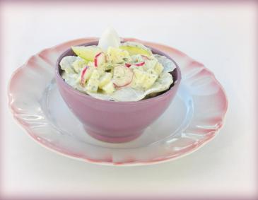 Salat von rotem und weißem Rettich mit Käsestreifen Salat von rotem und weißem Rettich mit Käsestreifen
