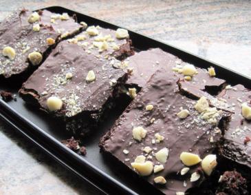 Kakaokuchen mit Schokoladecashews Kakaokuchen mit Schokoladecashews
