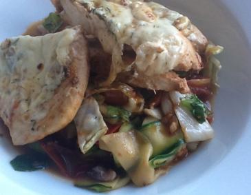 Gratiniertes Hühnerfilet auf Zucchinispaghetti, Paradeiser und Wintersalat Gratiniertes Hühnerfilet auf Zucchinispaghetti, Paradeiser und Wintersalat