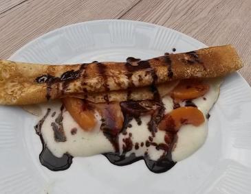 Palatschinke mit Joghurt und Pfirsich Palatschinke mit Joghurt und Pfirsich