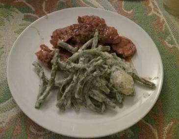 Putenmedaillons mit Dillfisolen und Kartoffeln Putenmedaillons mit Dillfisolen und Kartoffeln