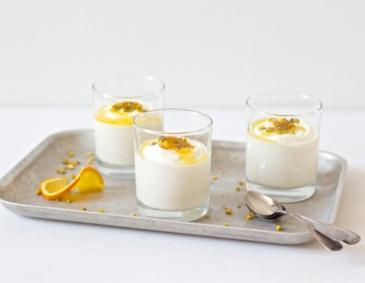 Creme aus weißer Schokolade mit Orangensauce Creme aus weißer Schokolade mit Orangensauce