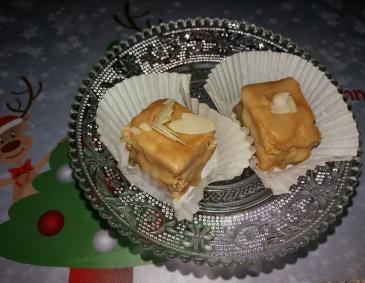 Petit Fours mit Marzipan und Marmelade Petit Fours mit Marzipan und Marmelade