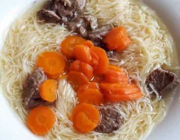 Nudelsuppe / Grüne Nudelsuppe Nudelsuppe / Grüne Nudelsuppe