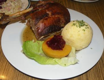 Gebratene Gänsekeule mit Rotkraut und Pflaumenknödel Gebratene Gänsekeule mit Rotkraut und Pflaumenknödel