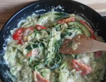 Zucchininudeln mit Tomaten und Mozzarella Zucchininudeln mit Tomaten und Mozzarella