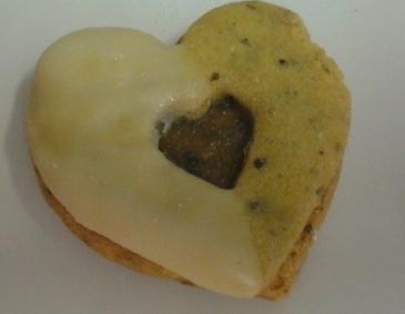 Kürbiskernherzen mit Birnenmarmelade und weißer Schokoglasur Kürbiskernherzen mit Birnenmarmelade und weißer Schokoglasur